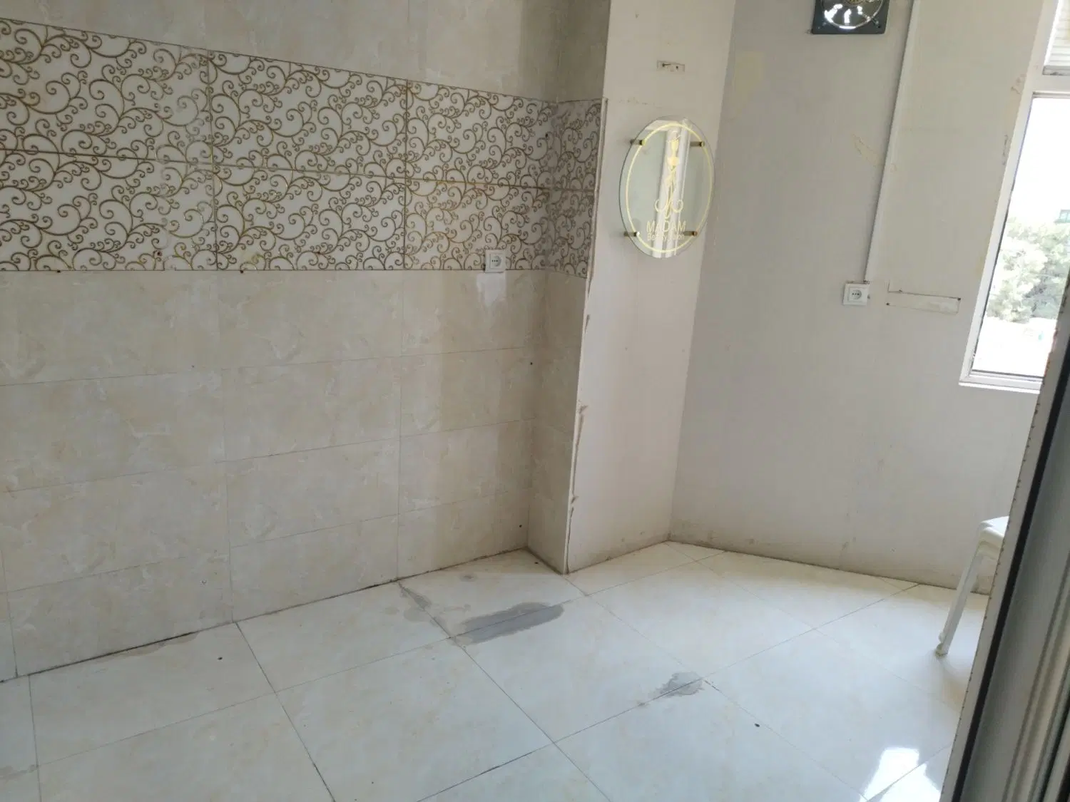 اجاره اتاق و میز ناخن وصندلی