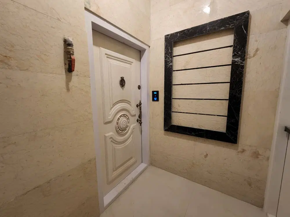 اپارتمان ۸۲متری نما سنگی اسانسور مرتب
