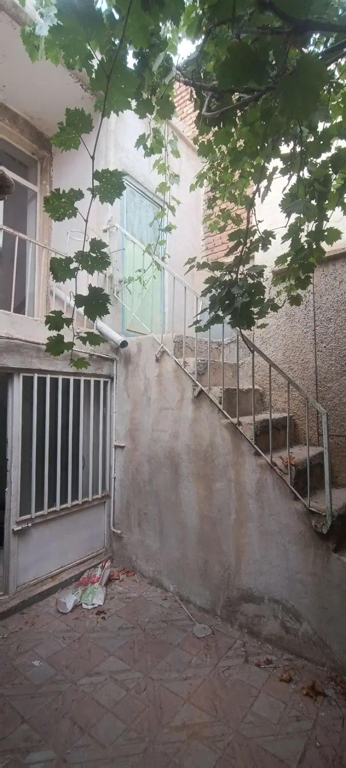 حیاط دو طبقه آخر قربانی