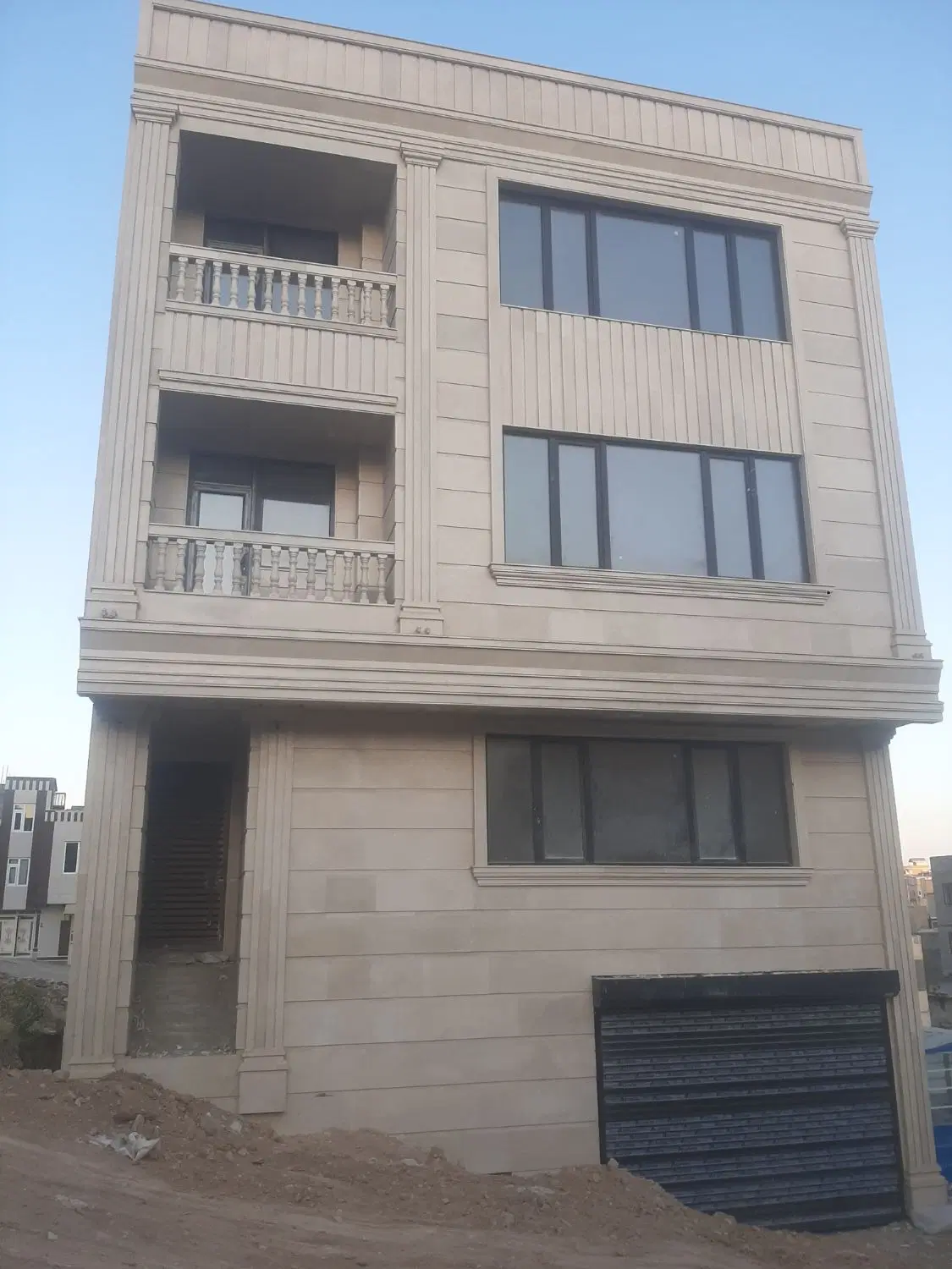 فروش  خانه ۴ طبقه شهرک ۱۱ گلان نیمه کاره