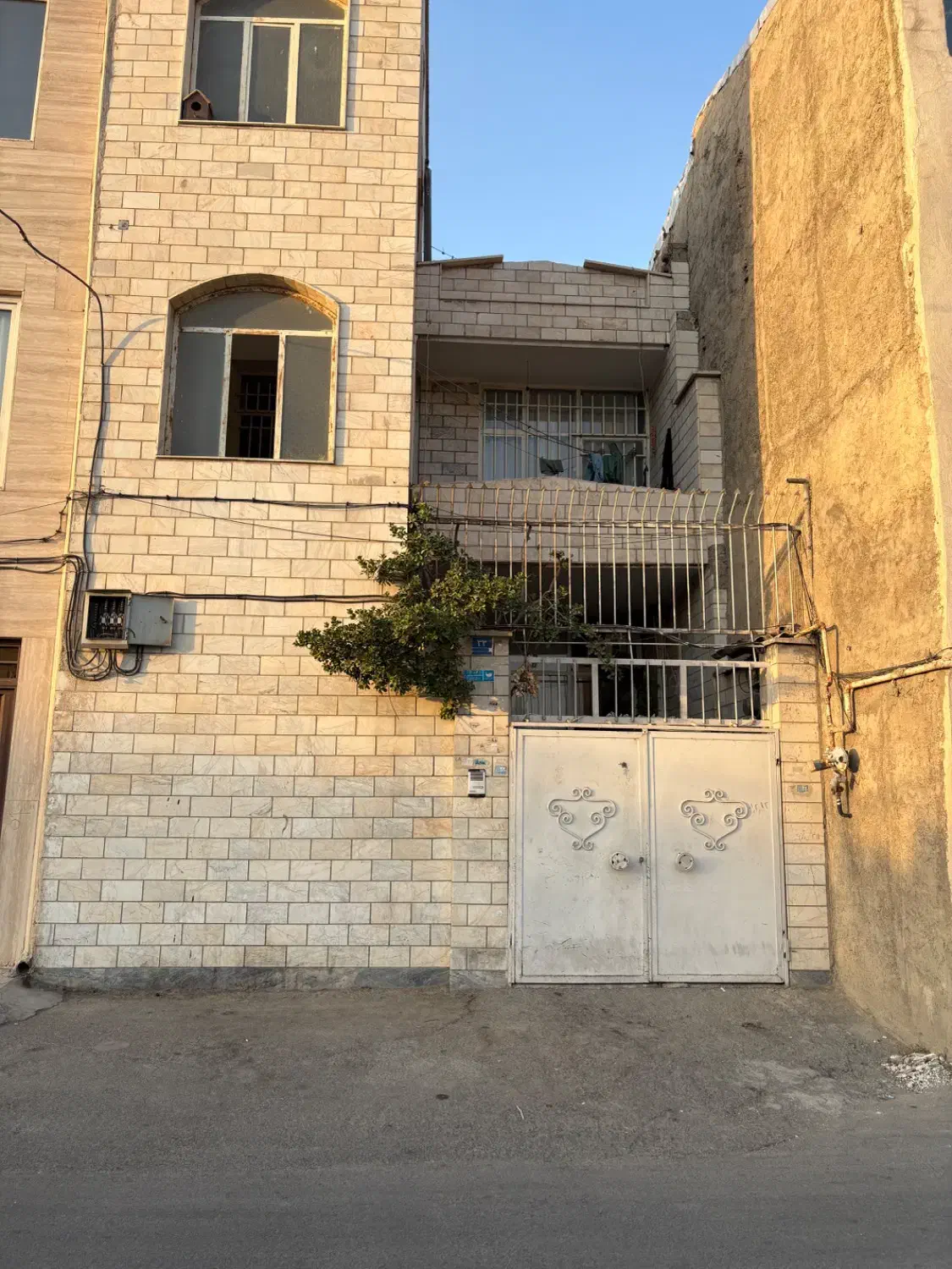 ۱۰۰ زمین با دو طبقه بنا