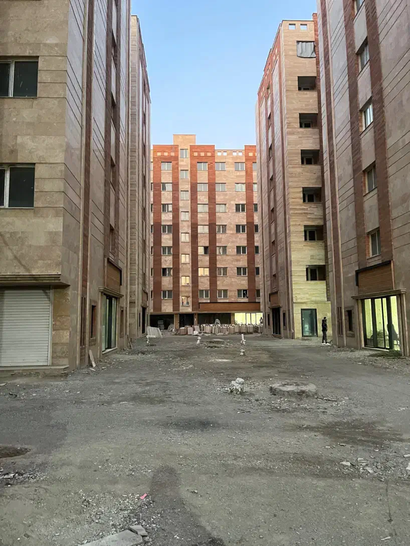 آپارتمان نوساز ۸۲ متری طبقه یکی مانده به آخر