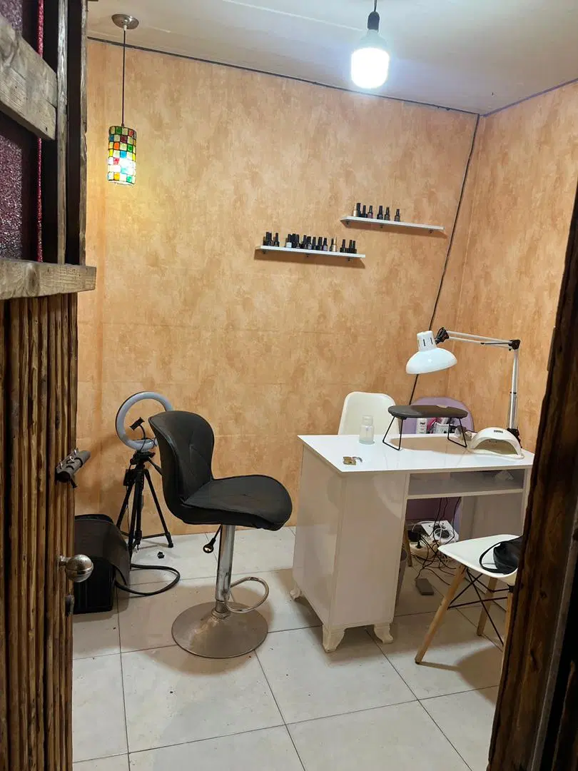 مغازه برای ناخن  و مژه کاری