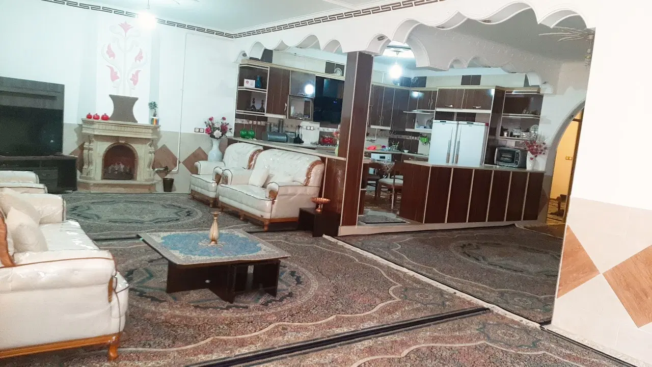 خانه همکف حیاط بزرگ