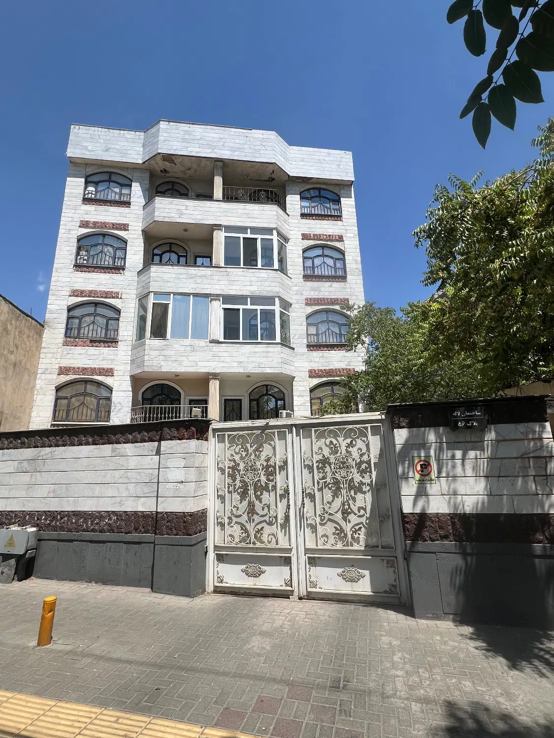 ۸۳متری دوخوابه طبقه۳ پله لوکیشن خوب
