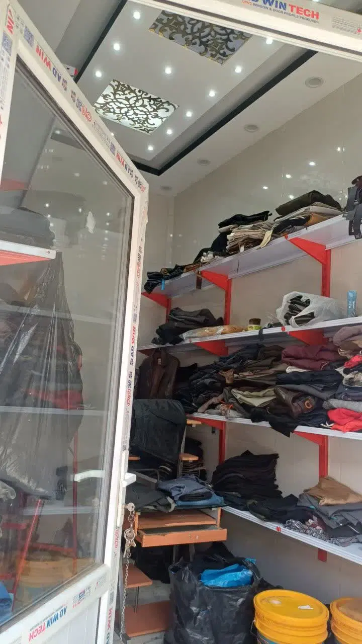 یک باب مغازه. در مرکز شهر میدان سنندجی