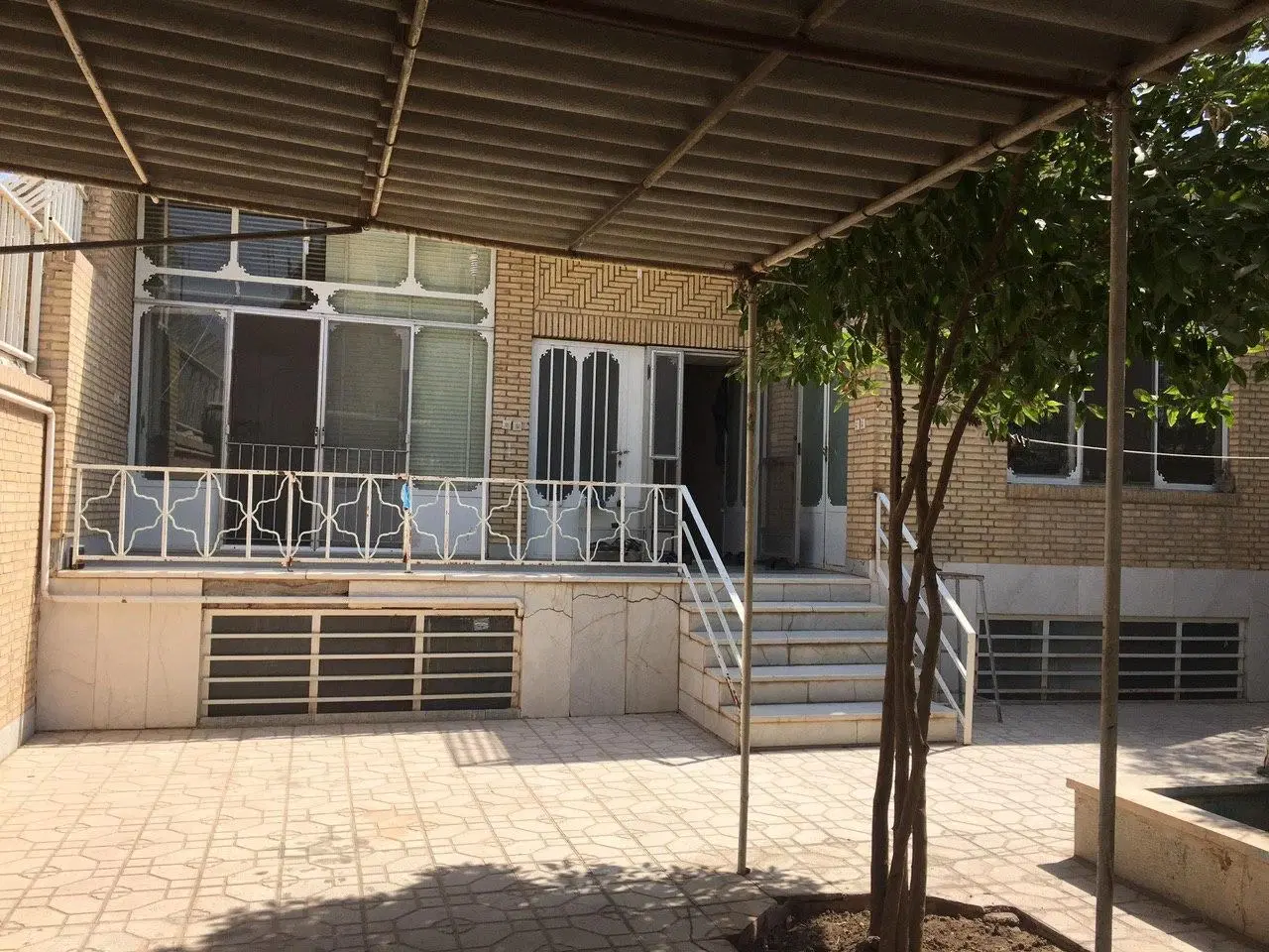 مسکونی حیاط بزرگ بلوار پاکنژاد بستنی ترنج 305 متر