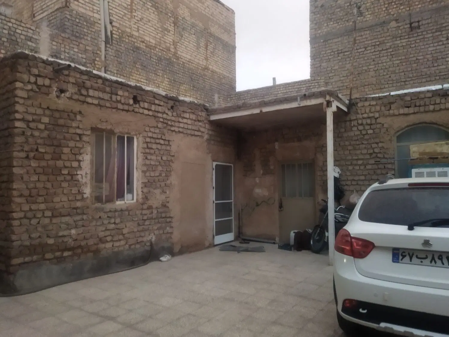فروش خانه ای دلباز با دو حیاط بزرگ