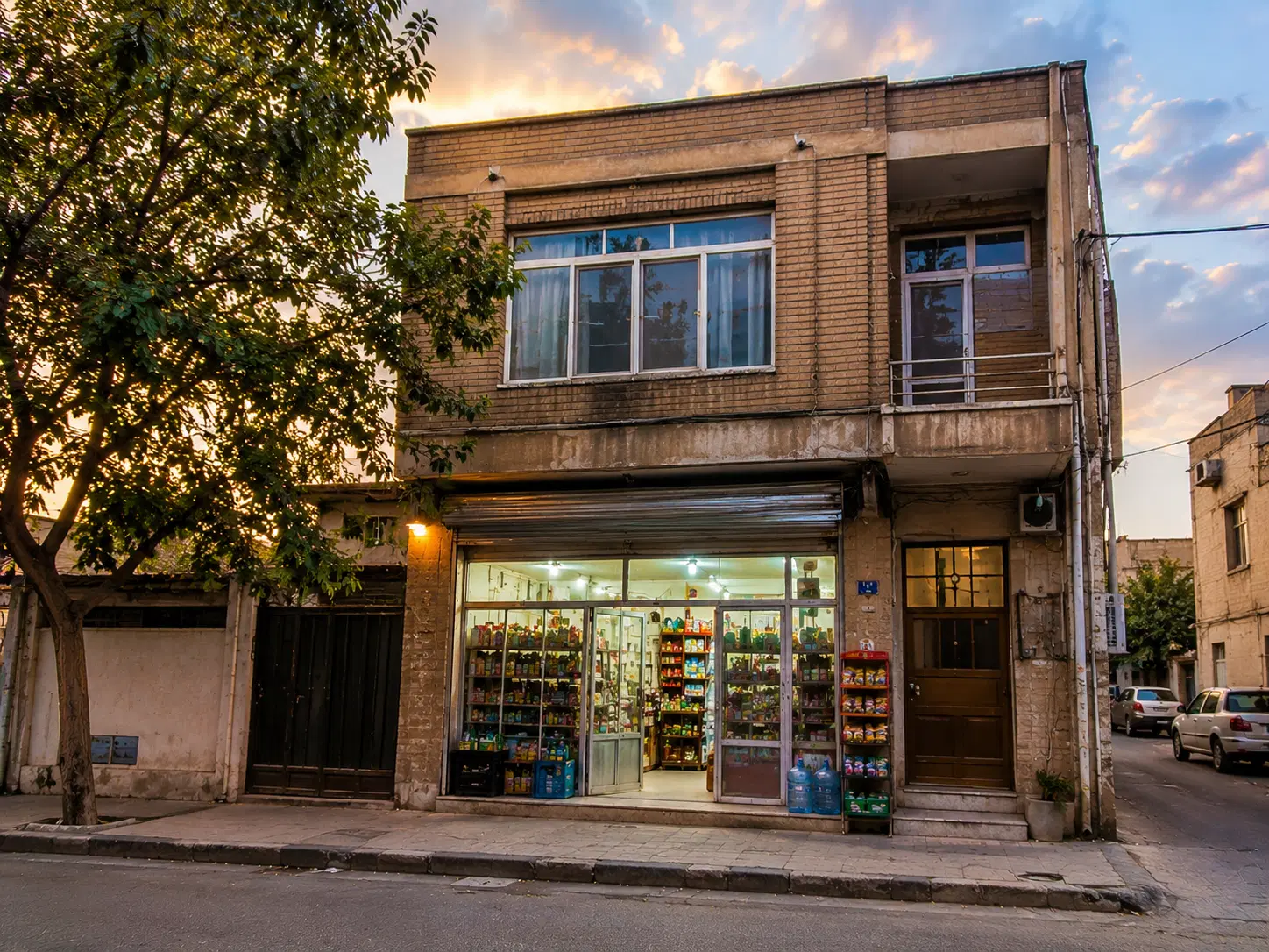 ملک کلنگی_ ۱۷۰ متر_ ۱۷ متر تجاری_ خیابان حافظ
