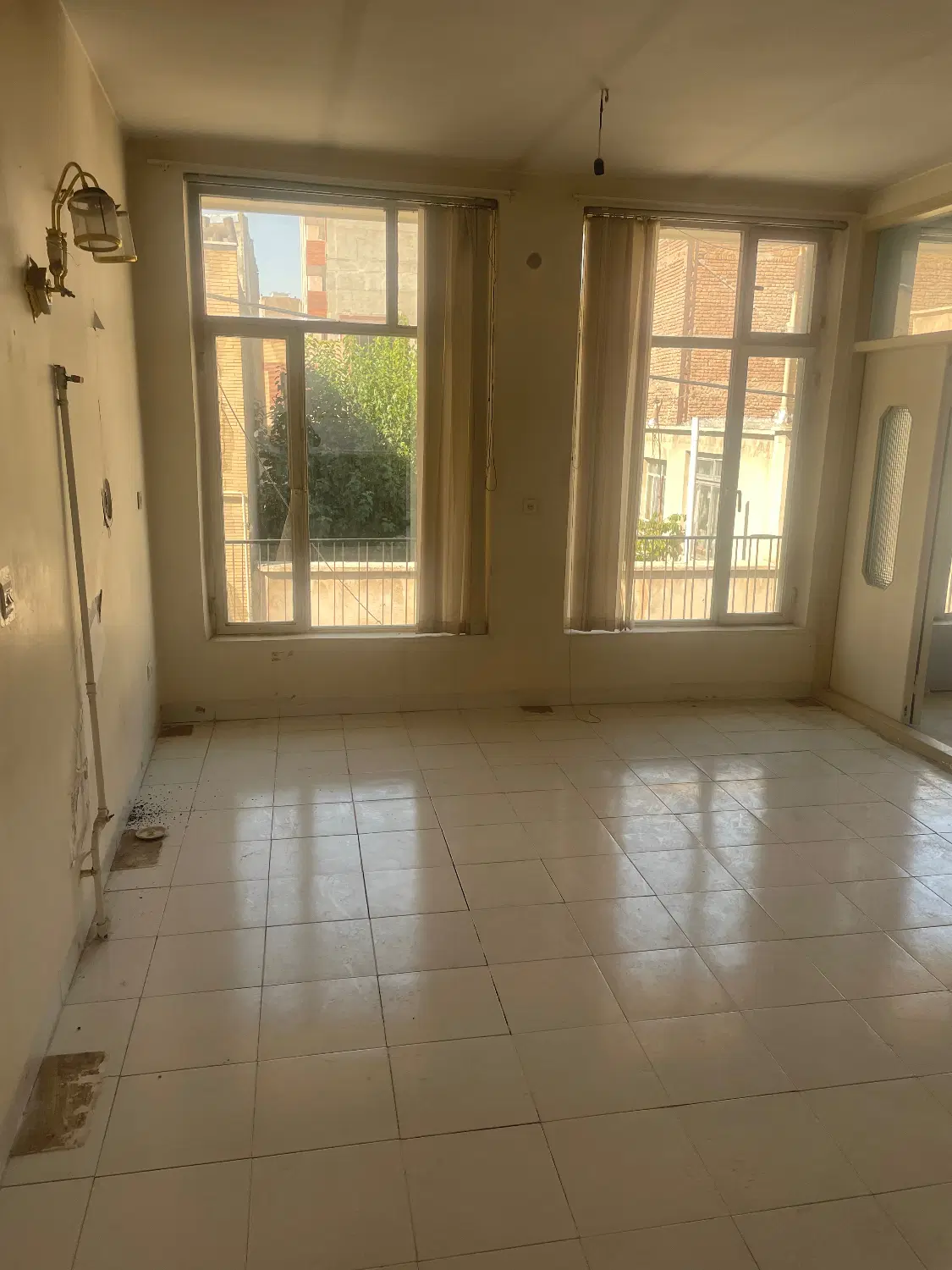 خانه دوطبقه در خیابان آزادی