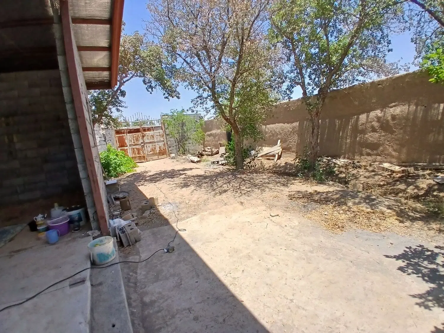 باغ 1000متری زیبا جای خوب ساخت دارد قلعه سفید
