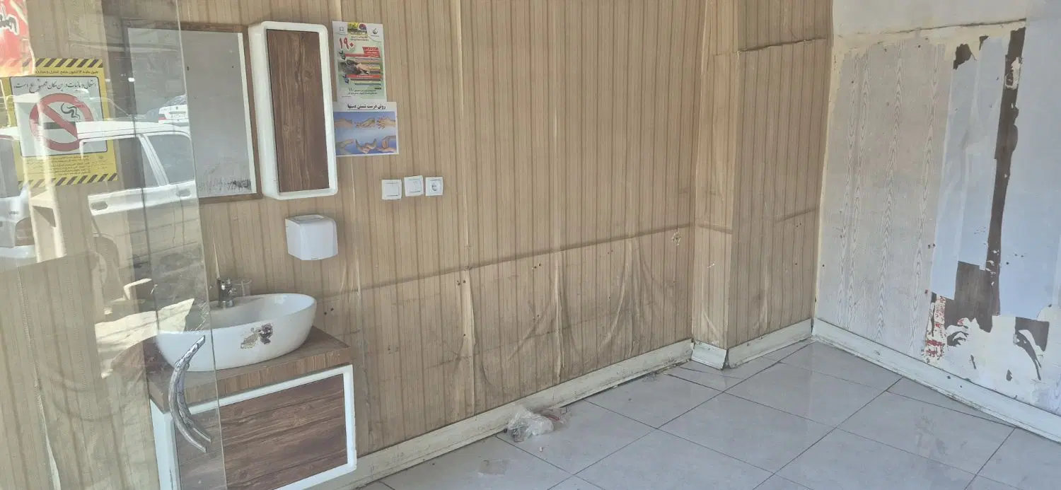 یک دهنه مغازه در خیابان صلاحدین ایوبی ولیعهد سابق