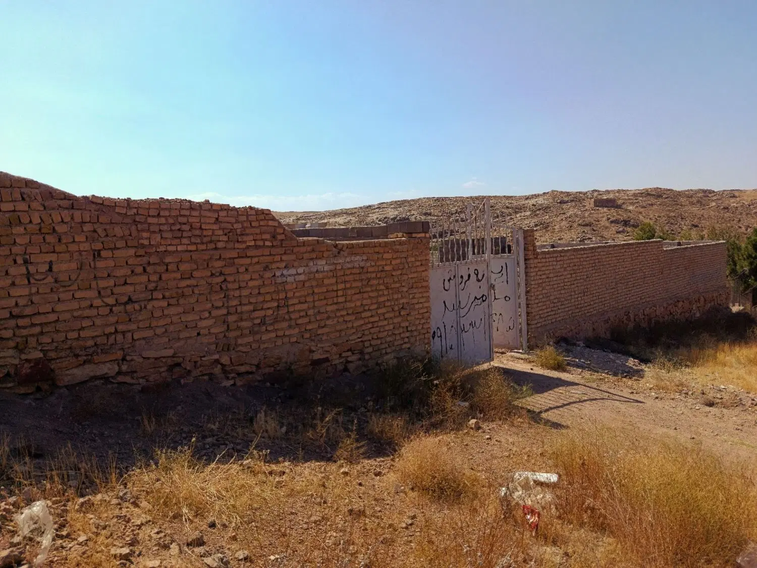 زمین و باغ دور دیوار برق سه فاز