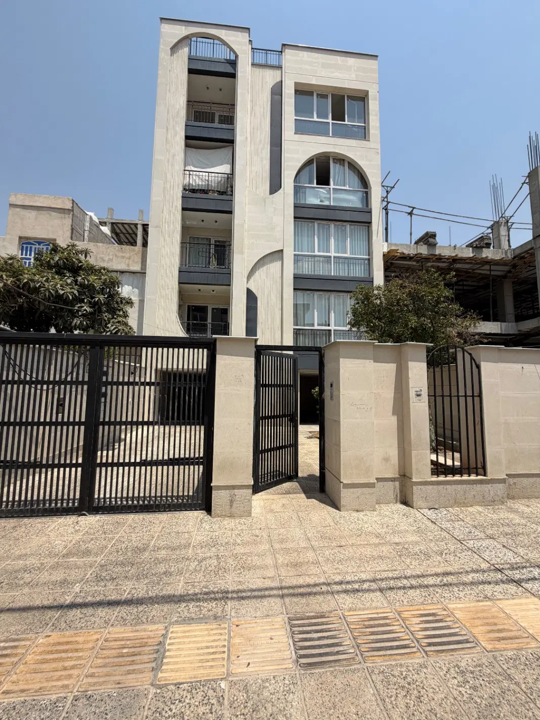 فروش تکواحدی طبقه اخر خیابان ظریف