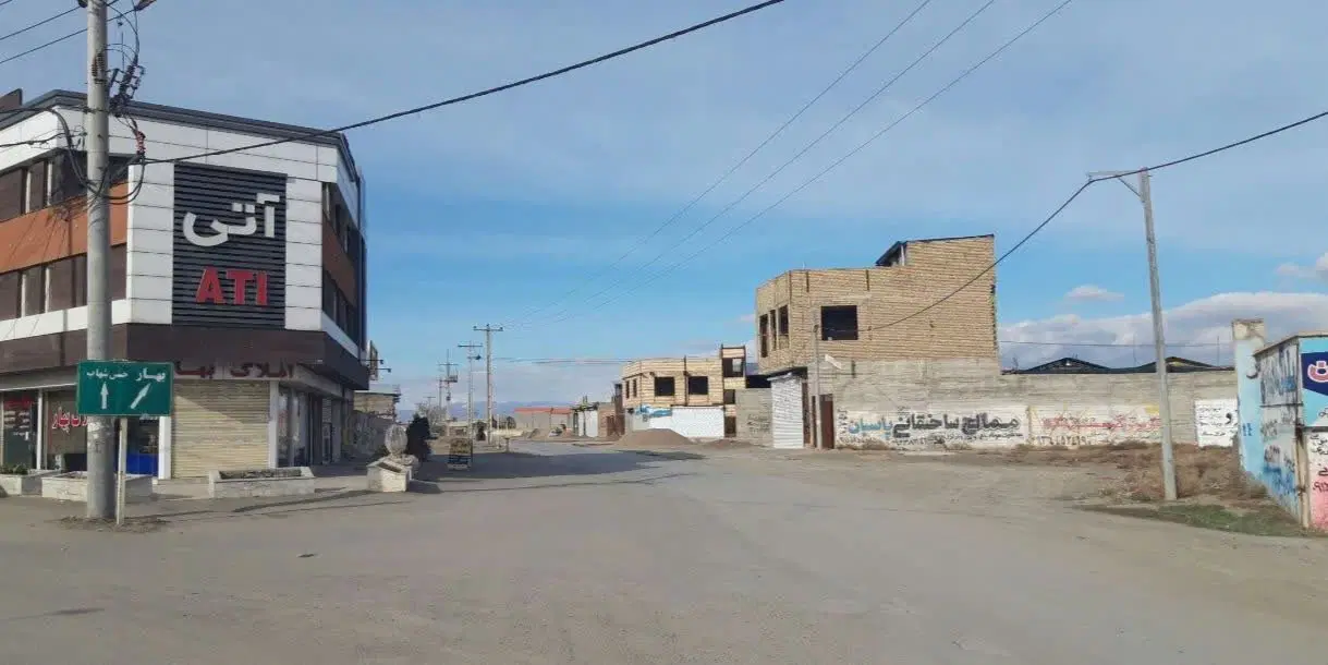زمین ملکی ۷۰۰متر انتهای خین عرب حاشیه بهارجهت سوله
