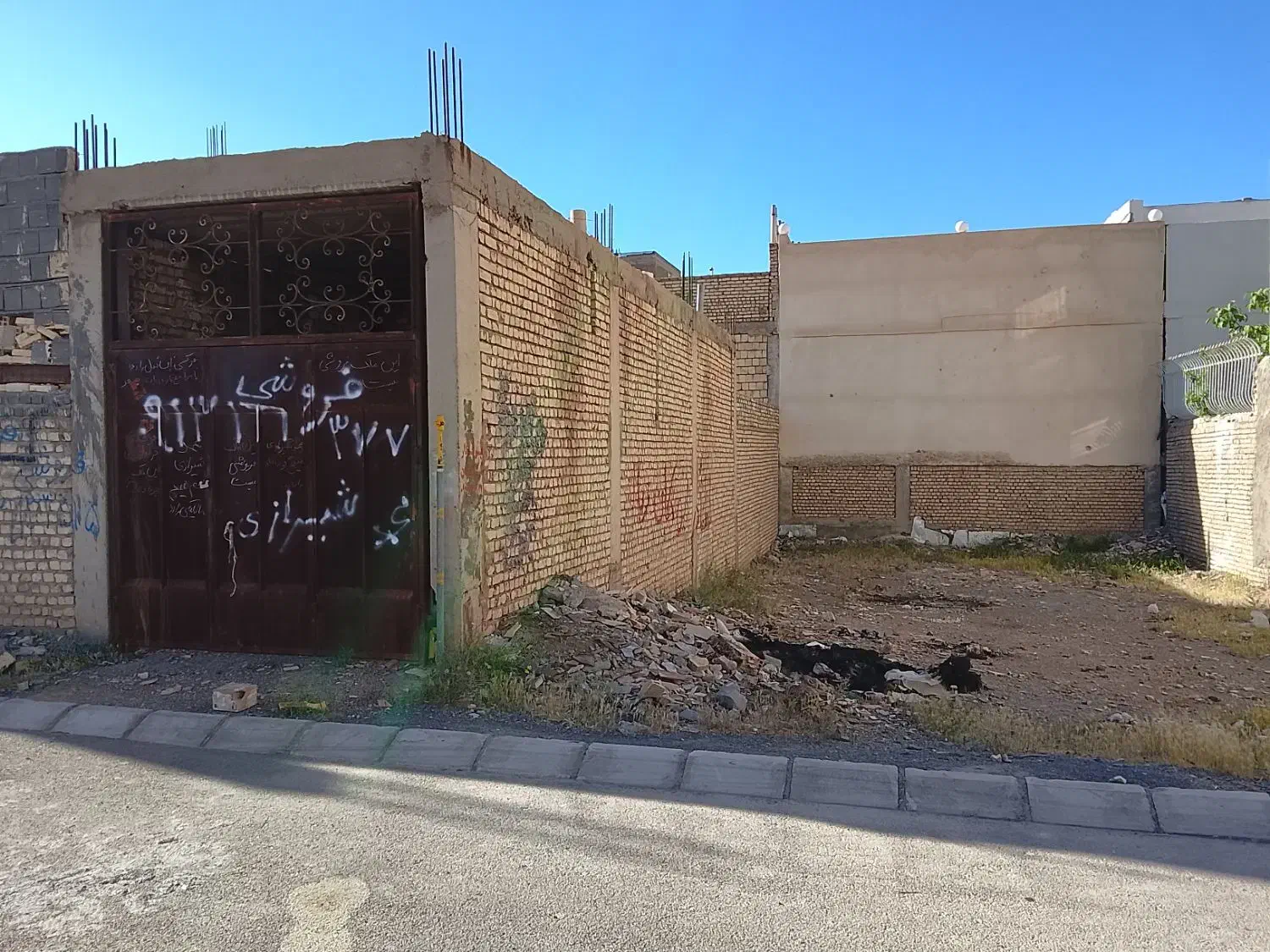 منزل مسکونی مناسب 180متر سفت کاری