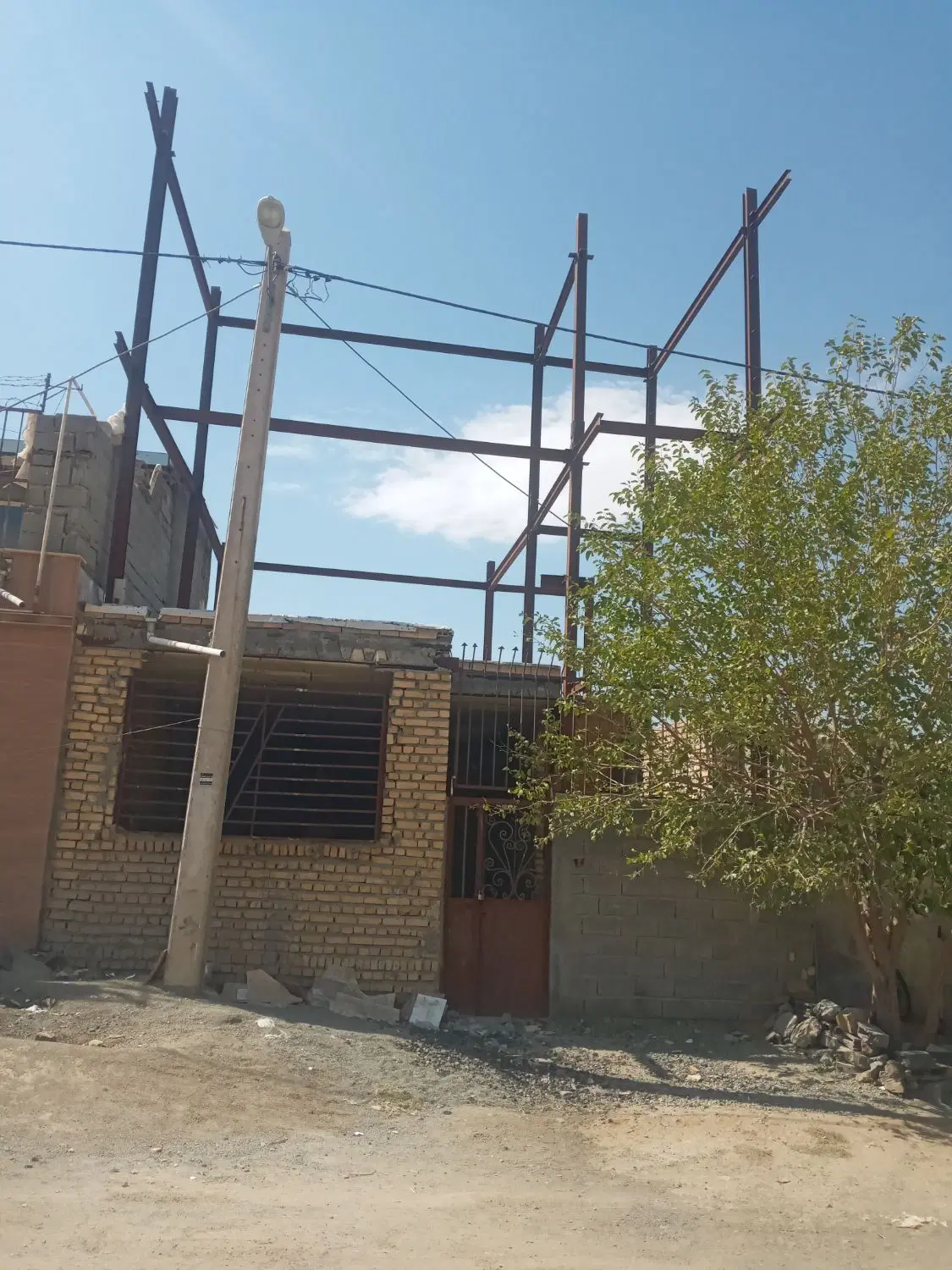 خانه مسکونی نیمه کاره نایسر