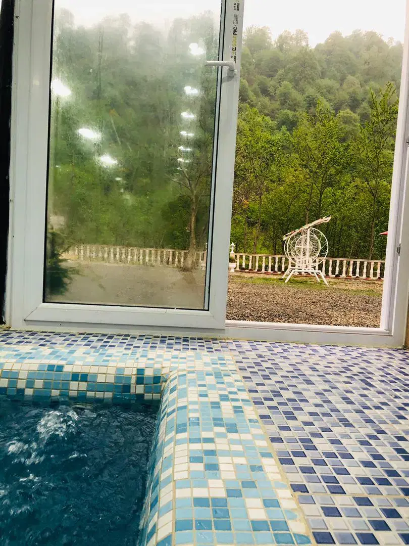 کلبه چوبی بااستخروجکوزی لب رودخانه