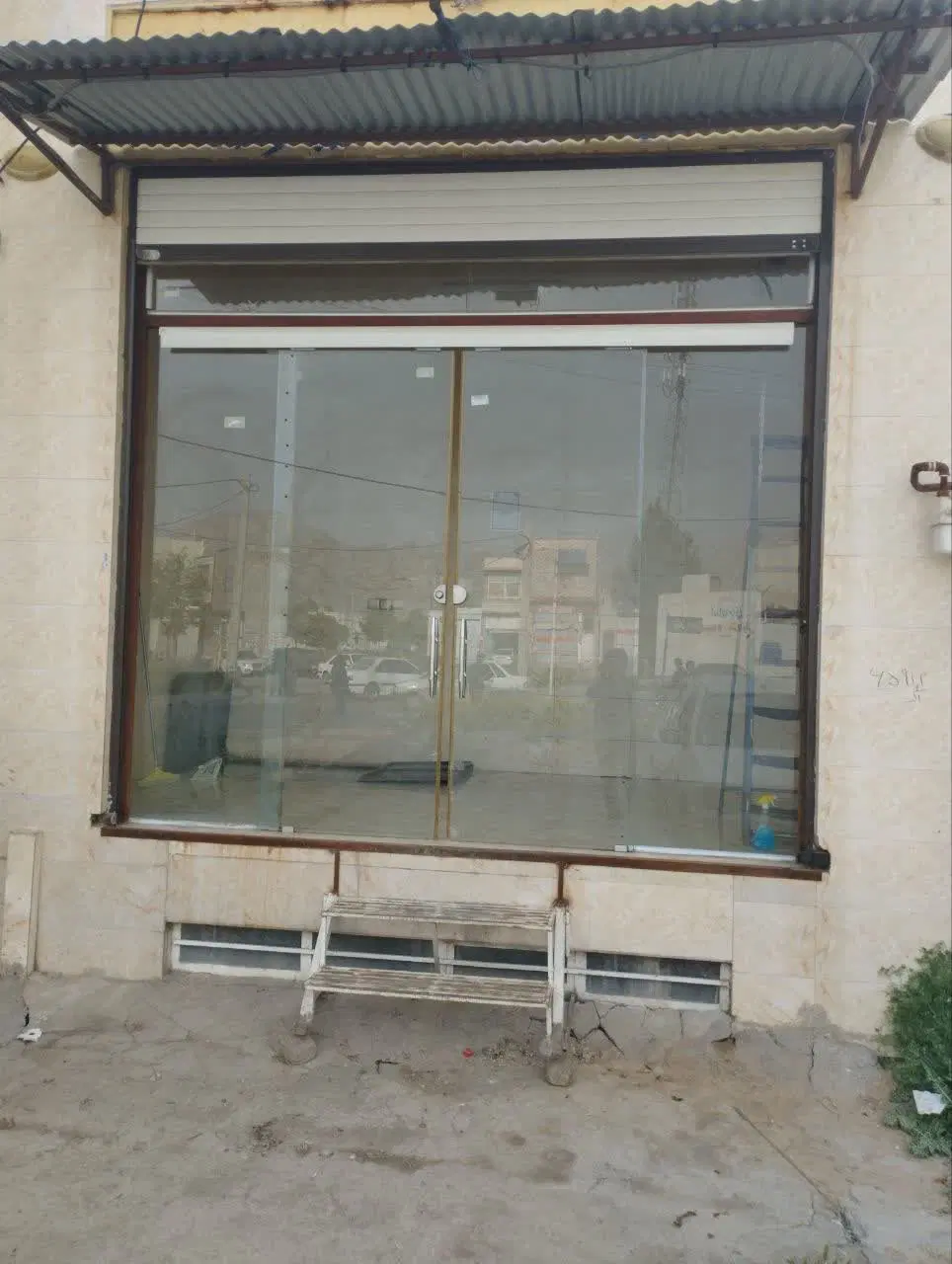 مغازه ۱۷متری، دارای زیرزمین.گلدشت غربی خیابان بهمن