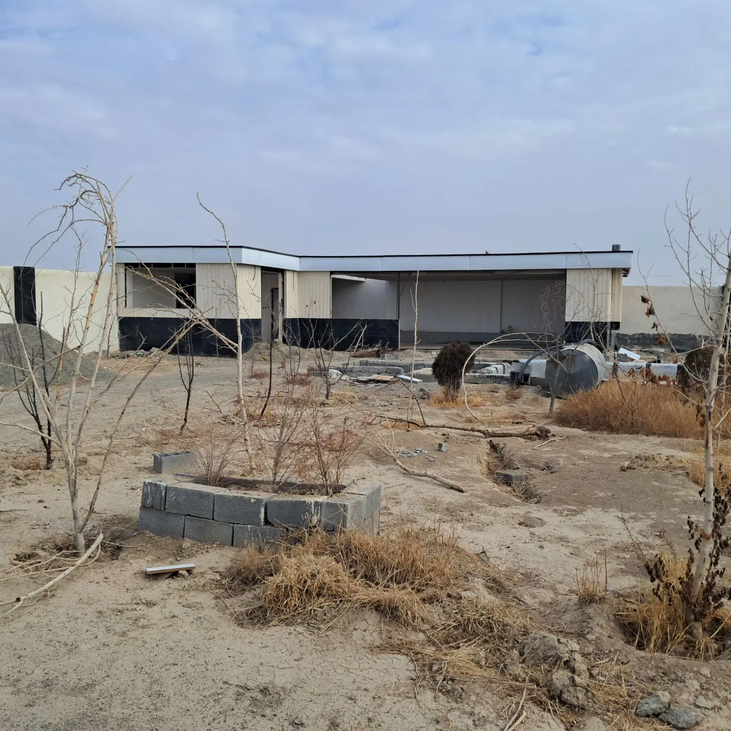 باغ نیمه کاره با ۱۱۰ متر ساخت