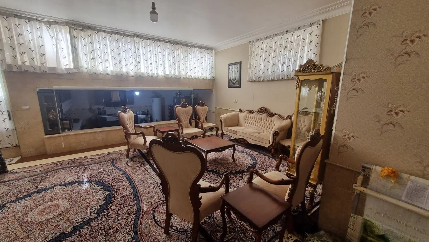 ویلایی زیر زمین و بالا غرق در نور