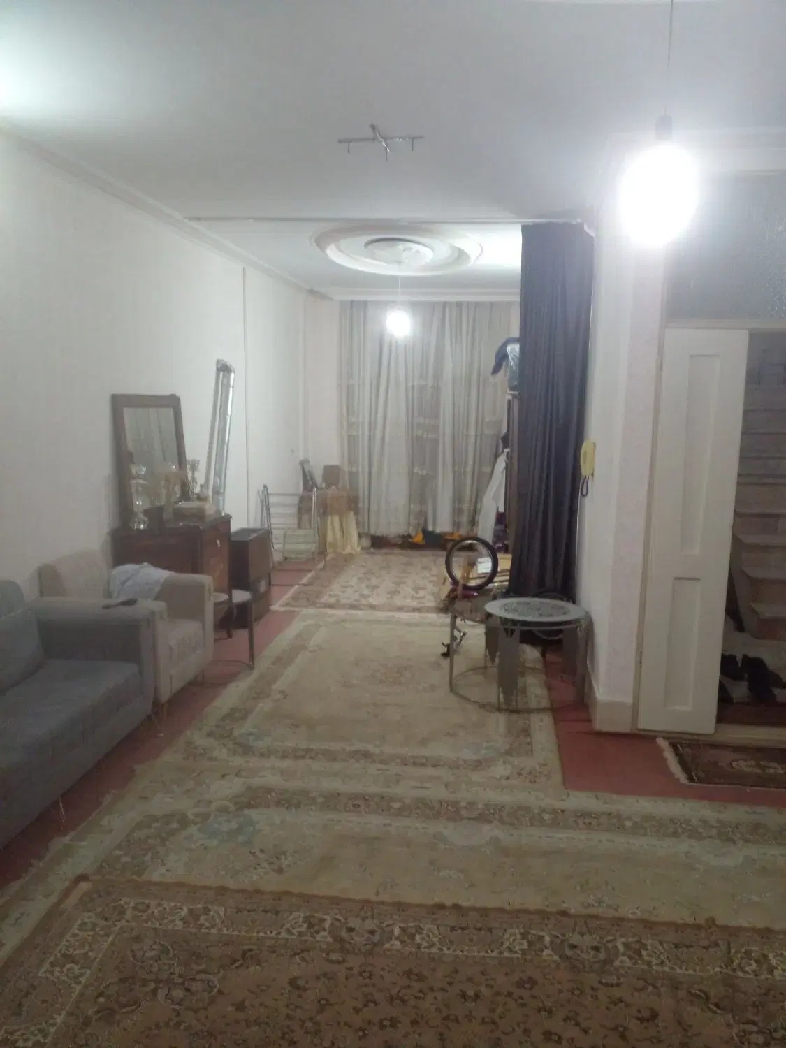 یک واحد ۹۰متری یک خواب طبقه اول