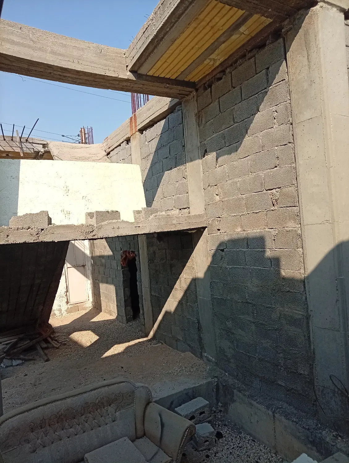 زمین تجاری مسکونی به متراژ 300متربا دوباب مغازه