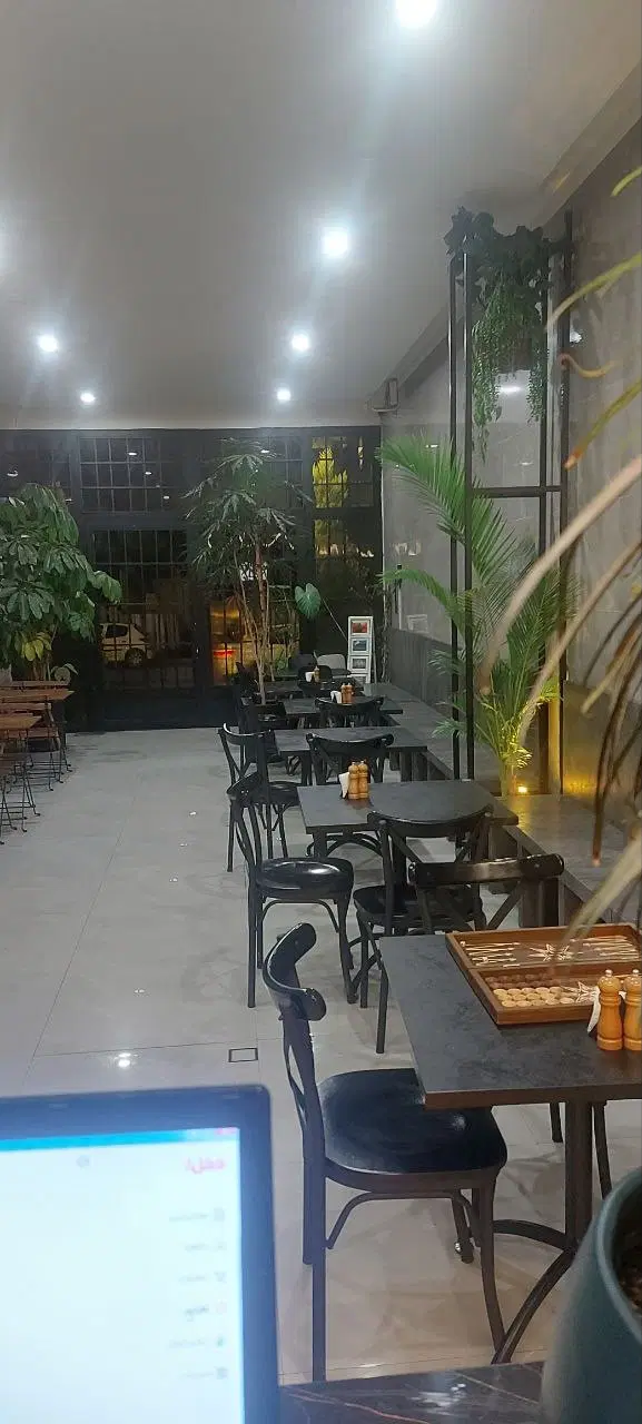 بر خیابان اصلی روبروی دانشگاه