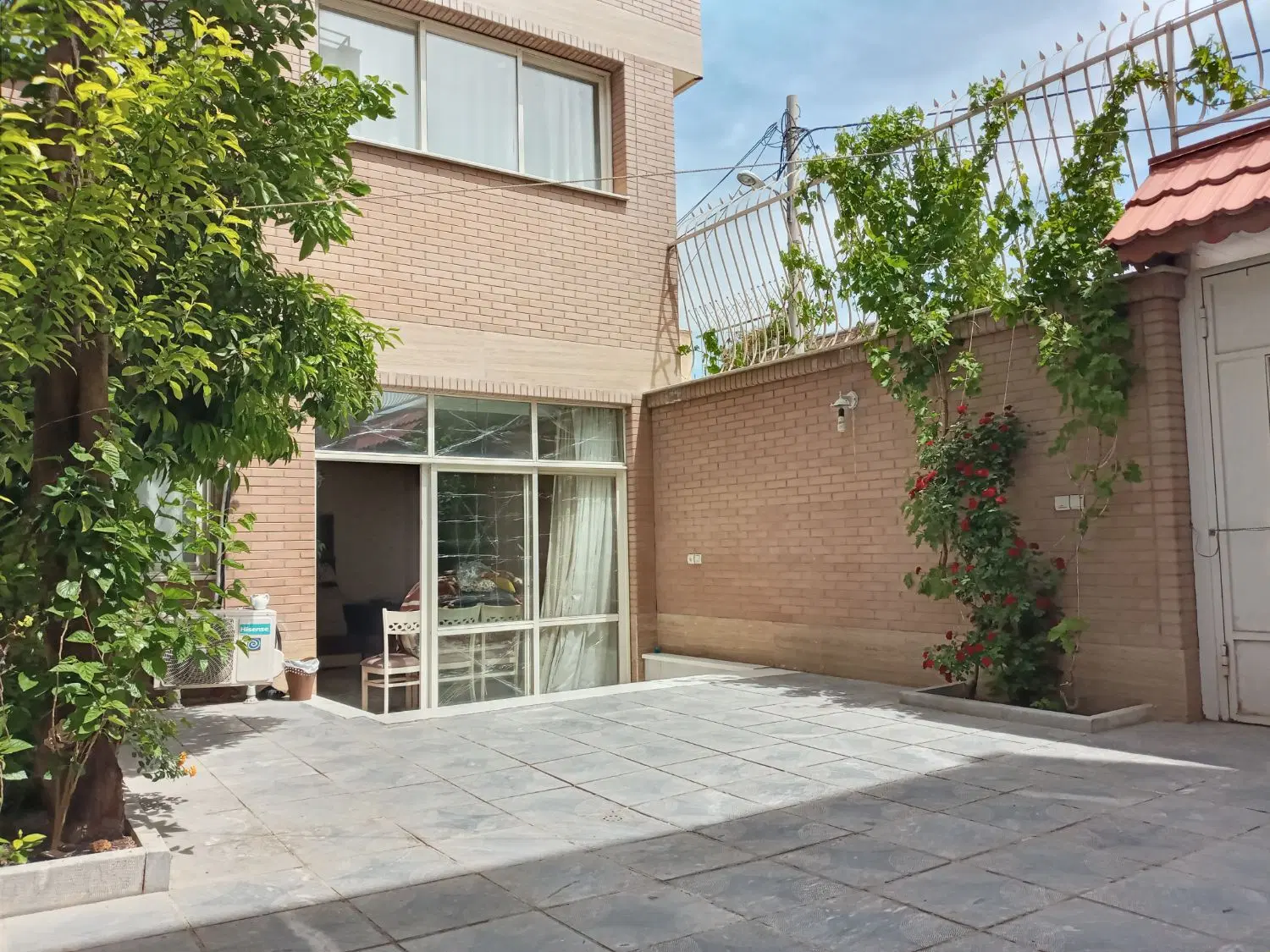 خانه ویلایی ۳ طبقه یکجا خیابان علاقمندان