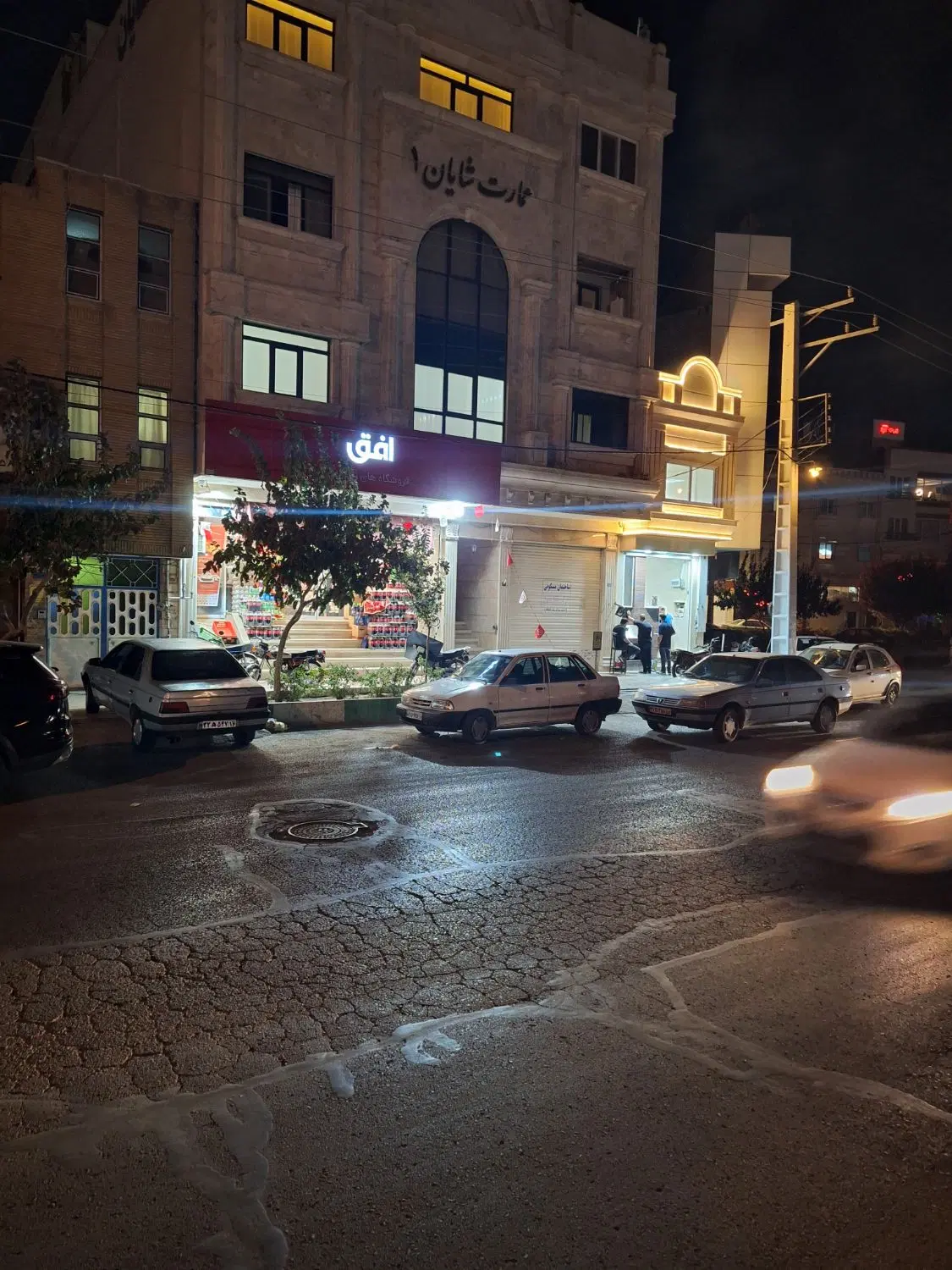 مغازه تجاری ازادگان ب متراژ ۱۸۵ متر