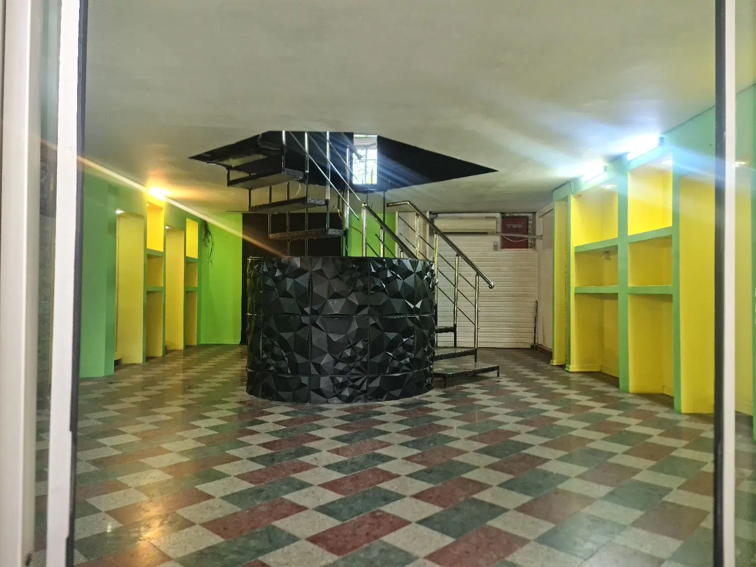 اجاره مغازه ۲طبقه بر خیابان ۱۷ شهریور