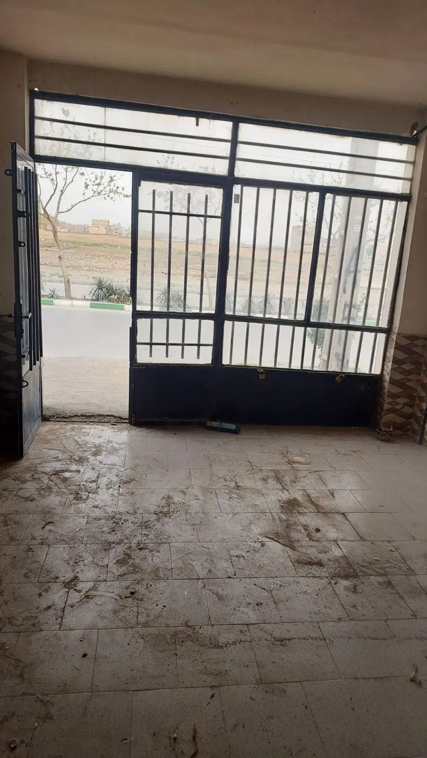 دفتر و کارواش حاشیه خیابان