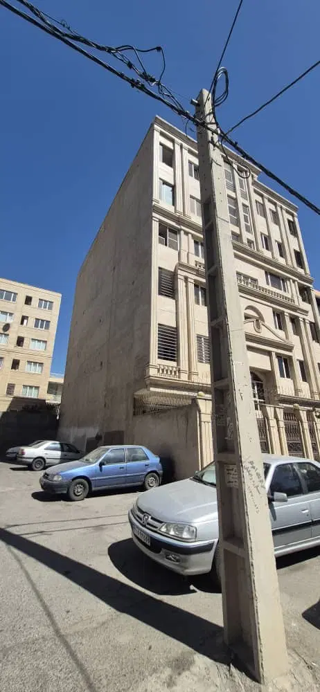 خانه کلنگی بر خیابان اصلی