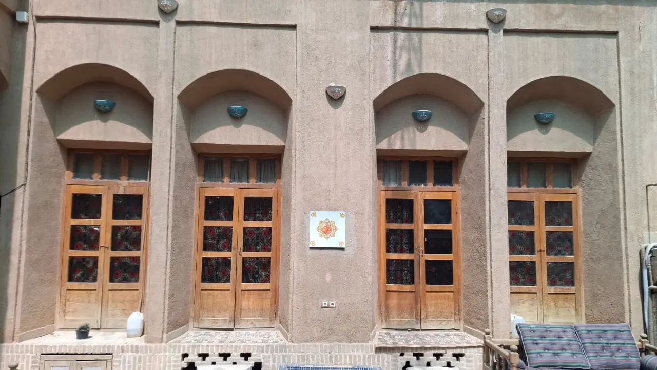 عمارت سنتی کافه و‌اقامتگاه با مجوز
