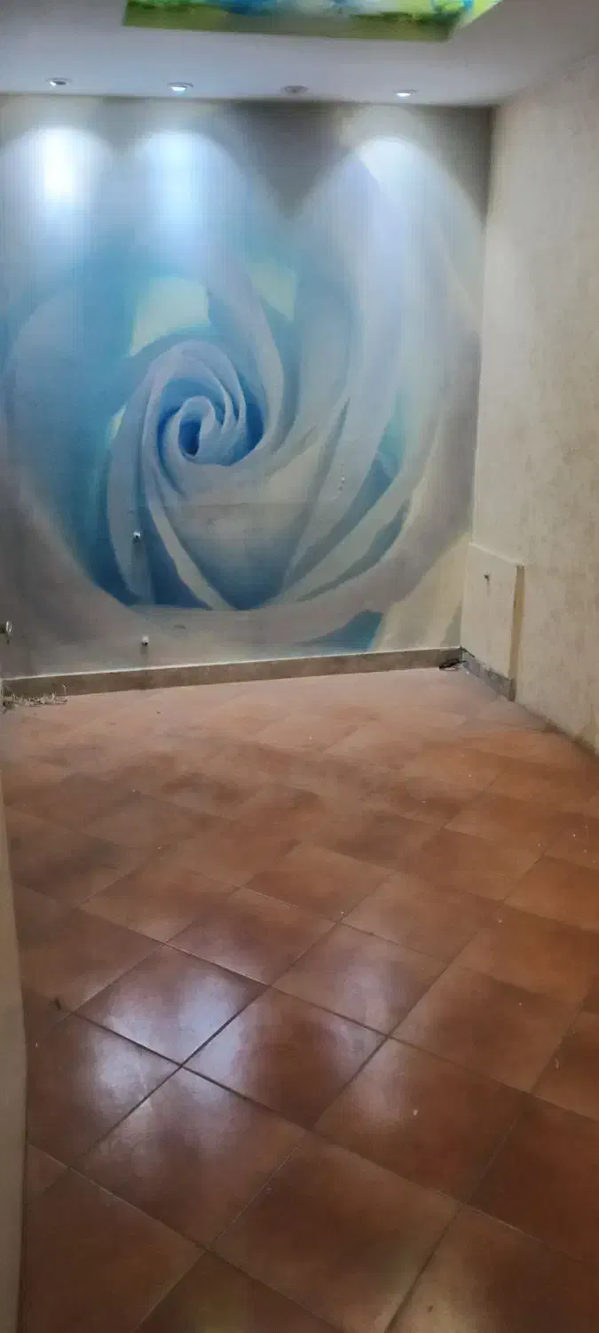 ۸۰ متری درشهرک ولیعصریاران ط۳ اداری۳اتاق دارد
