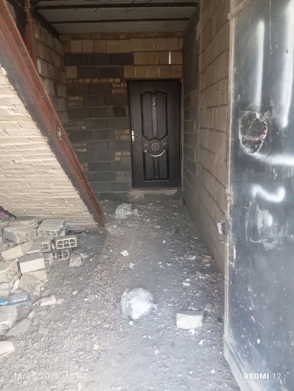خانه نیمه ساز طبقه همکف با درب کرکره برقی