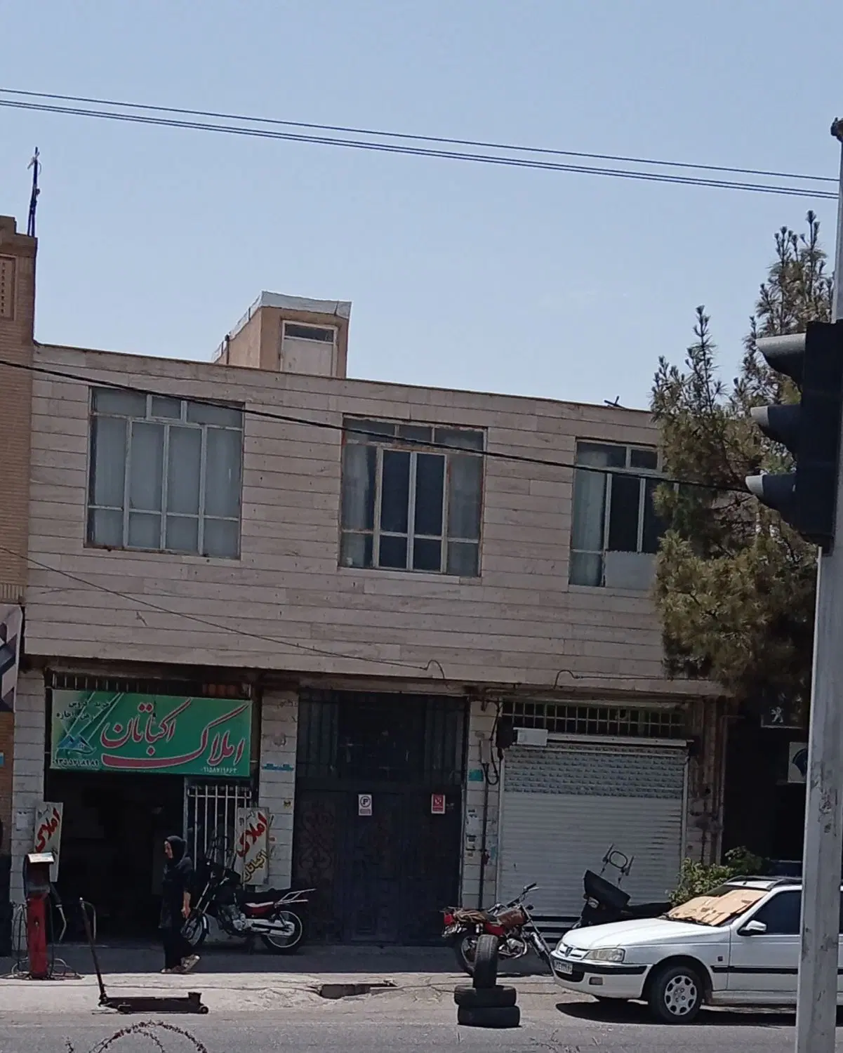 آپارتمان با دو مغازه تجاری