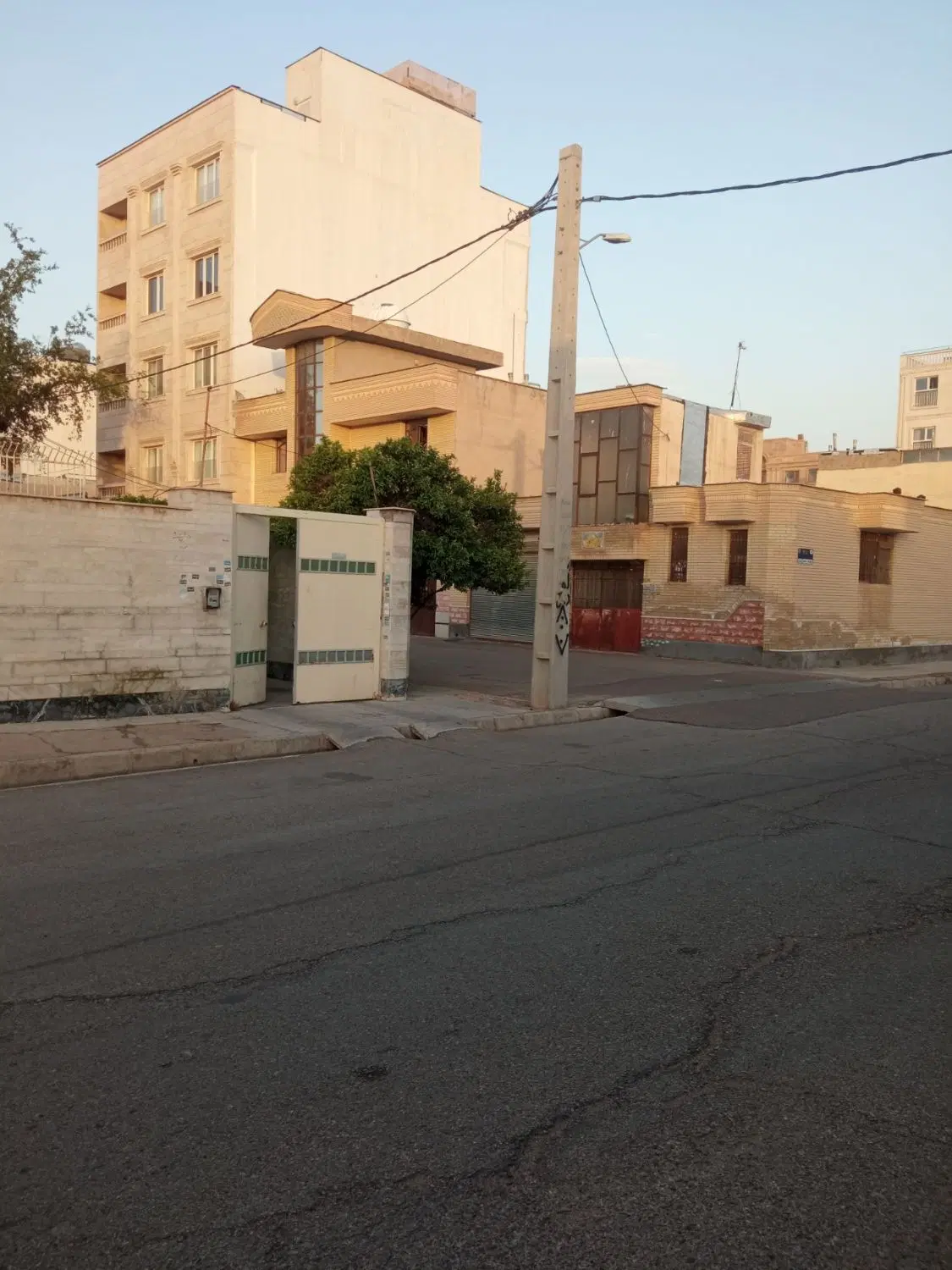 منزل 200 متری دو نبش مقر فوری