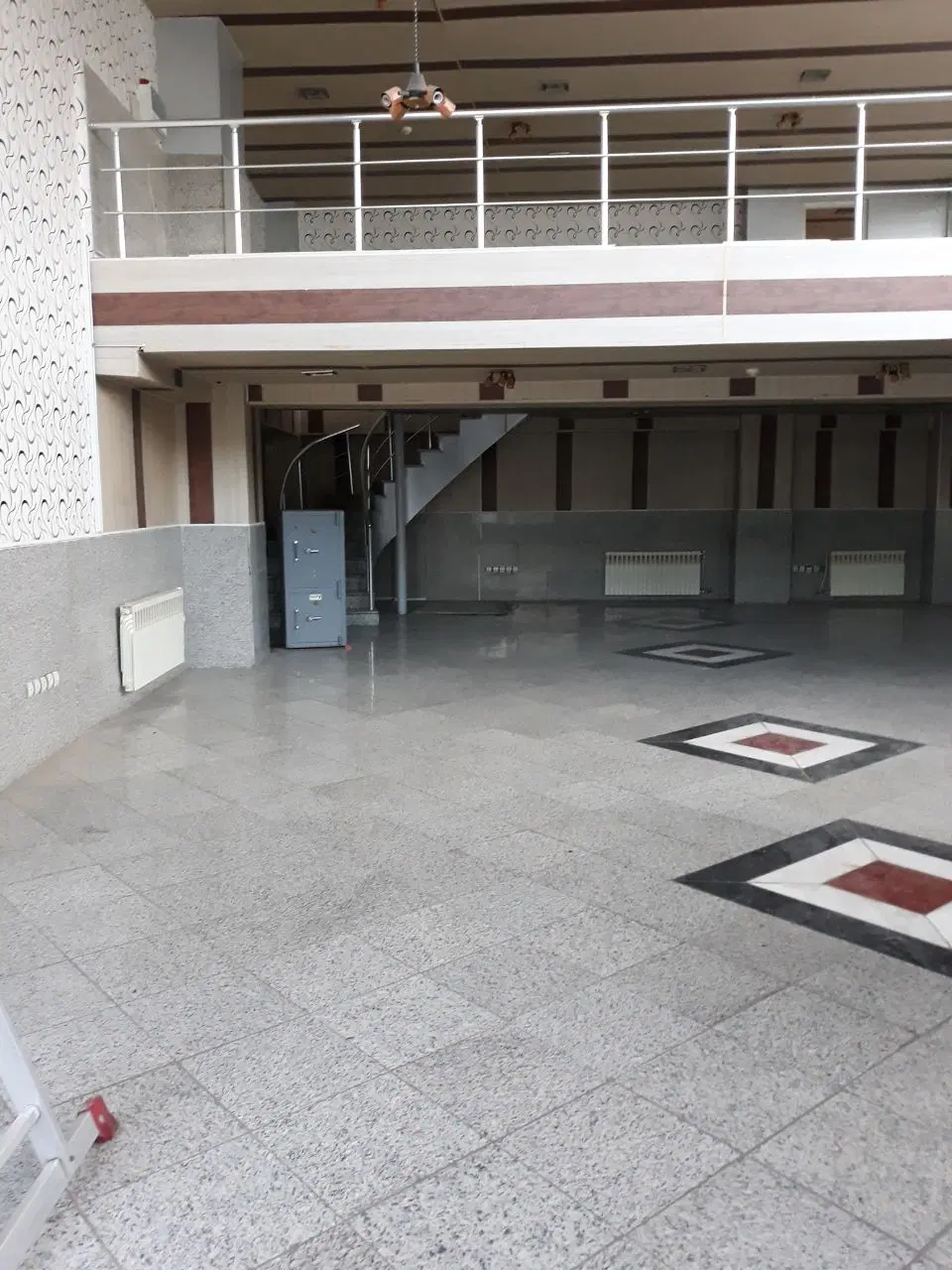 اجاره مغازه درتوانیر ۱۲۵متر  بالکن ۸۰ متر