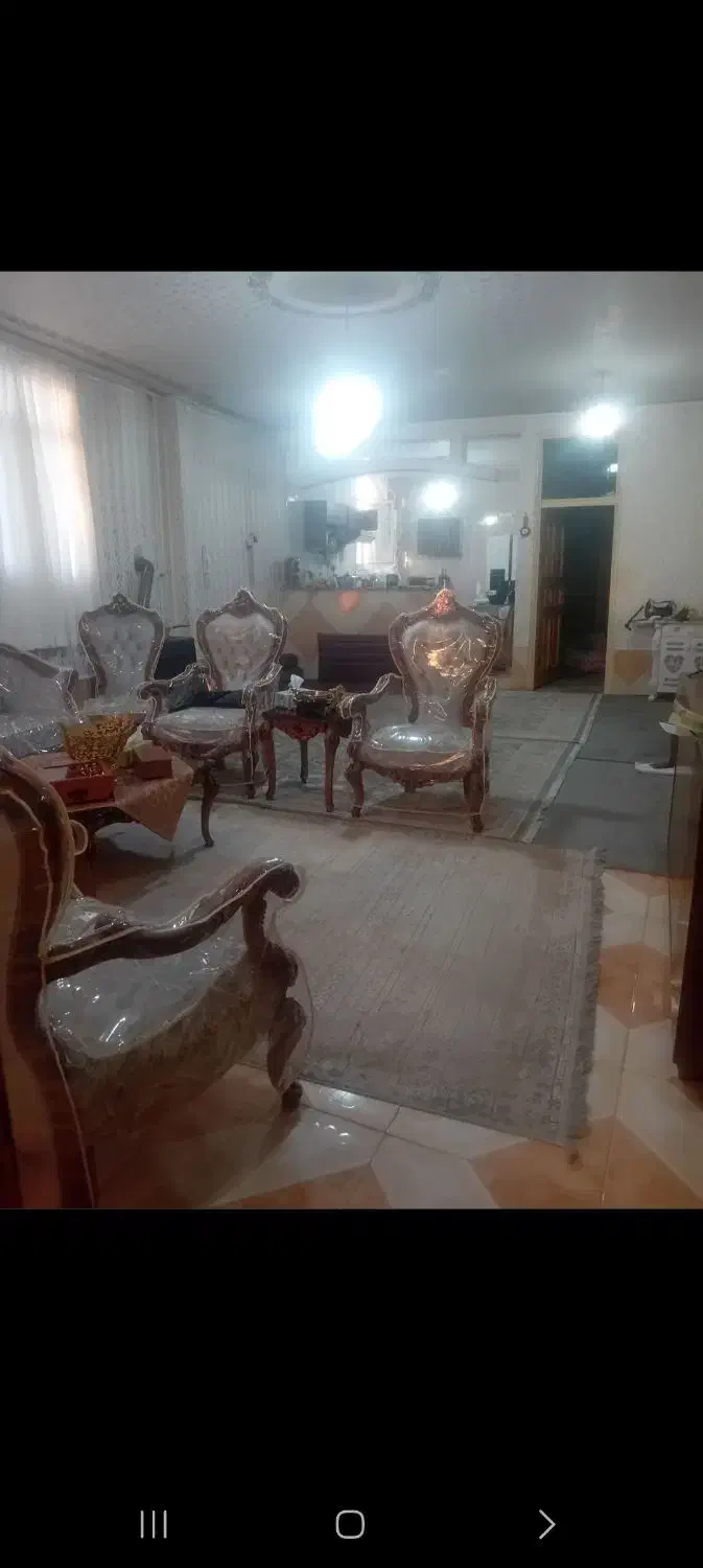 ۹۰ متر هست ۵مترم بالکن داره سند پایان کارم داره