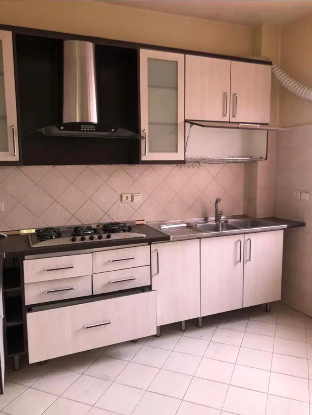 ۹۳ متر ۲ خواب ،دو نبش، قدیمی