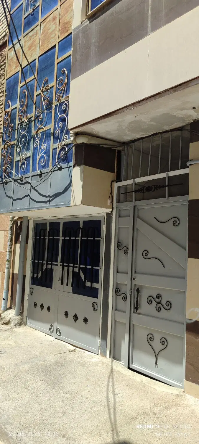 آپارتمان دو طبقه و نیم با صحن حیاط پشت بام
