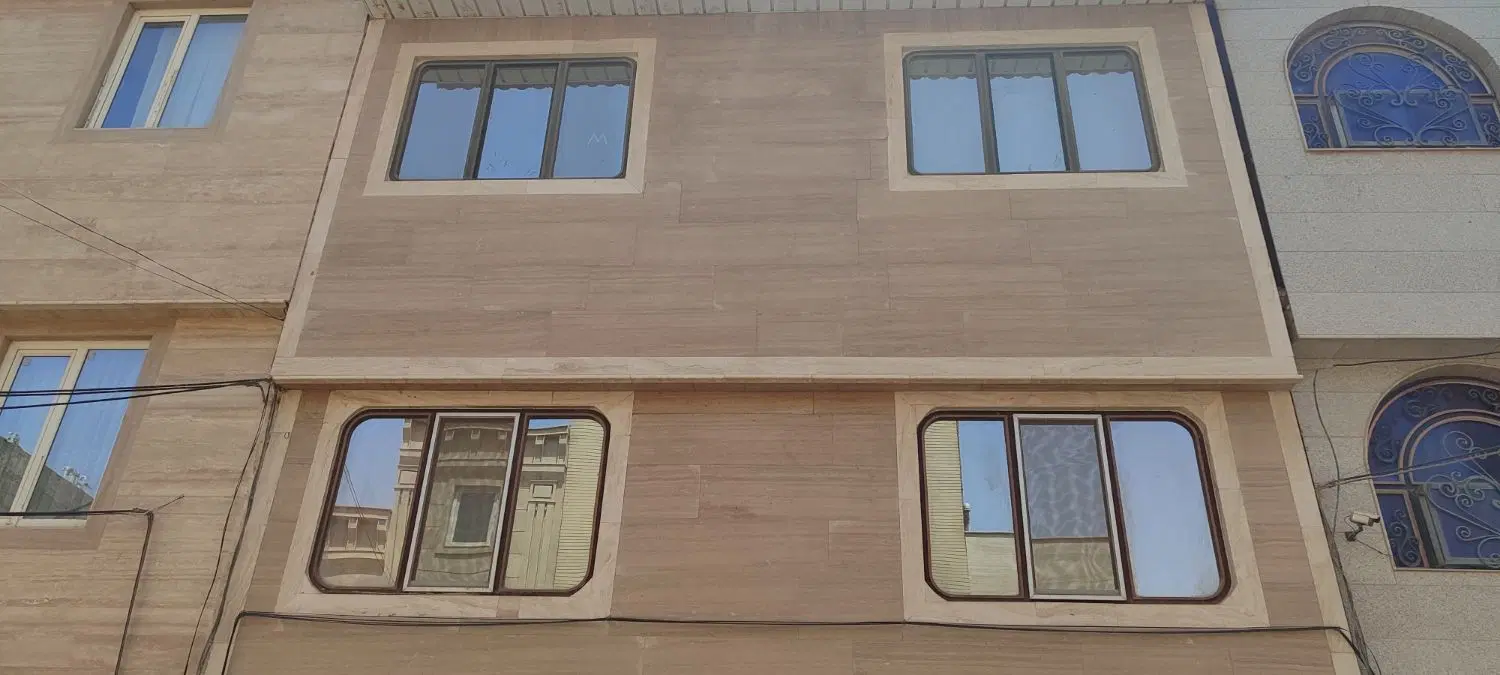 منزل ویلایی سه طبقه لوکس و مدرن.