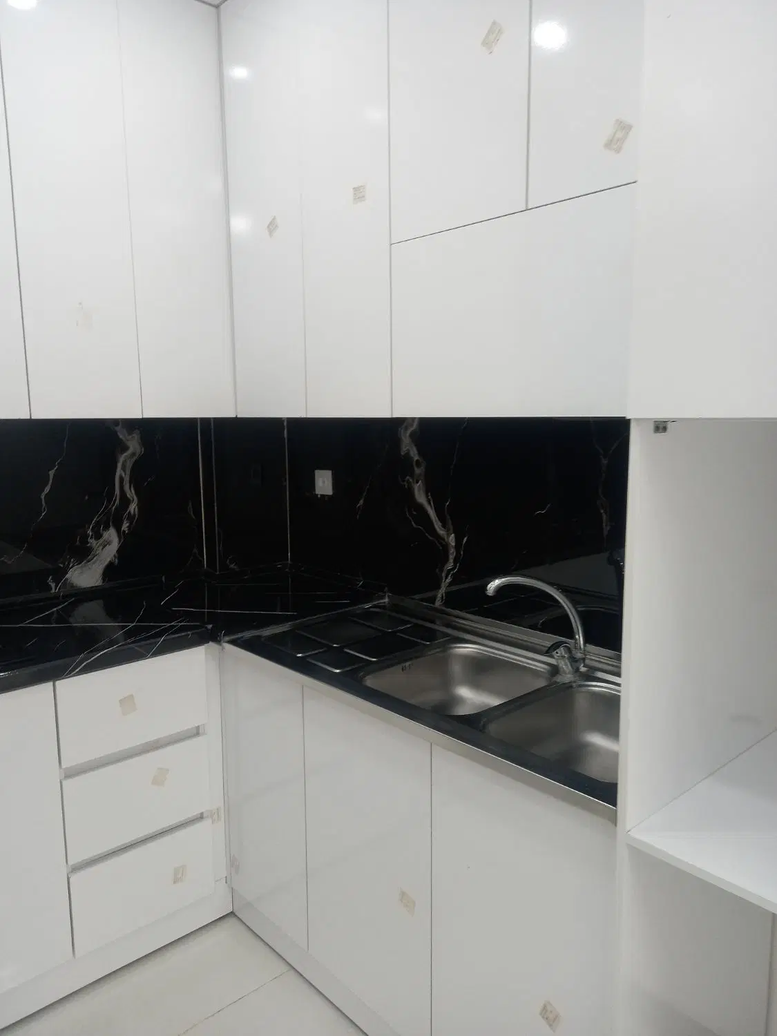 آپارتمان دوخوابه با پارکینگ واسانسور