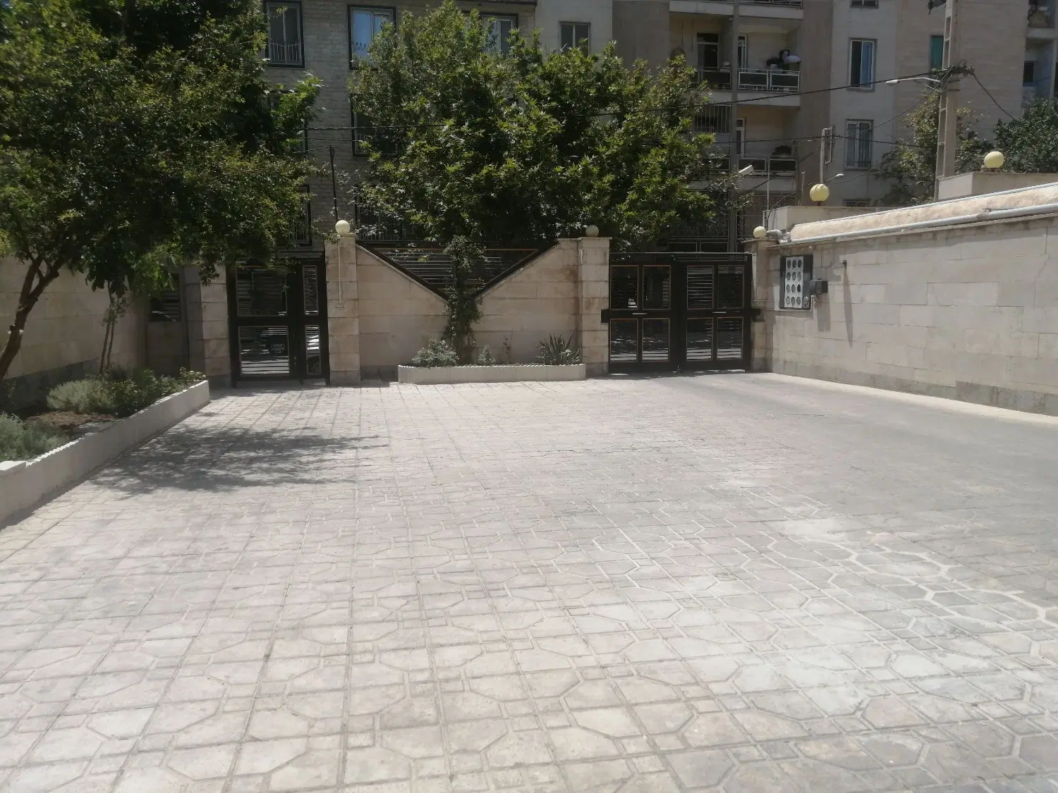 90 متری رو به آفتاب