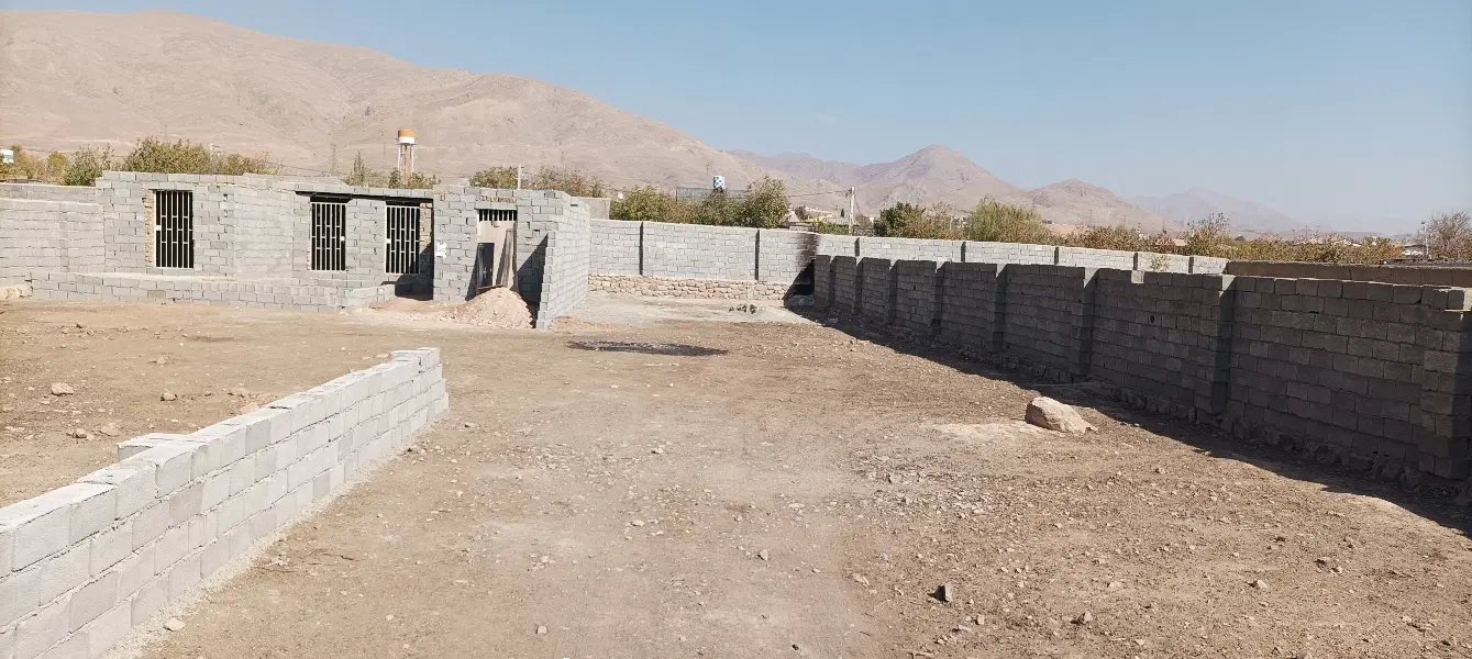 زمین چهار دیواری فشند