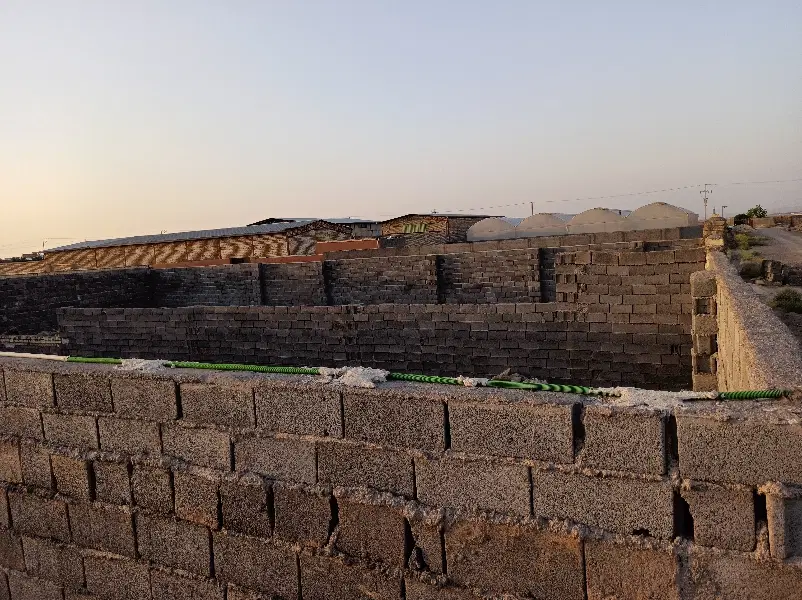 زمین چهاردیواری راوند
