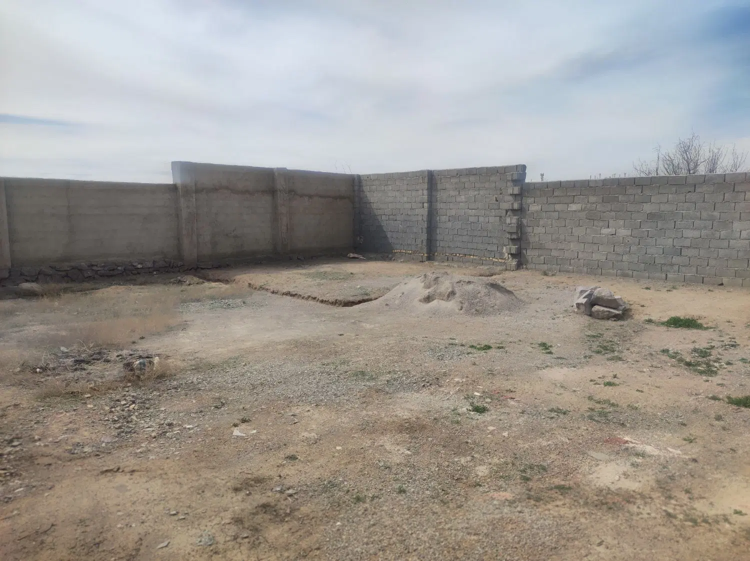 زمین حصارشده آخولا