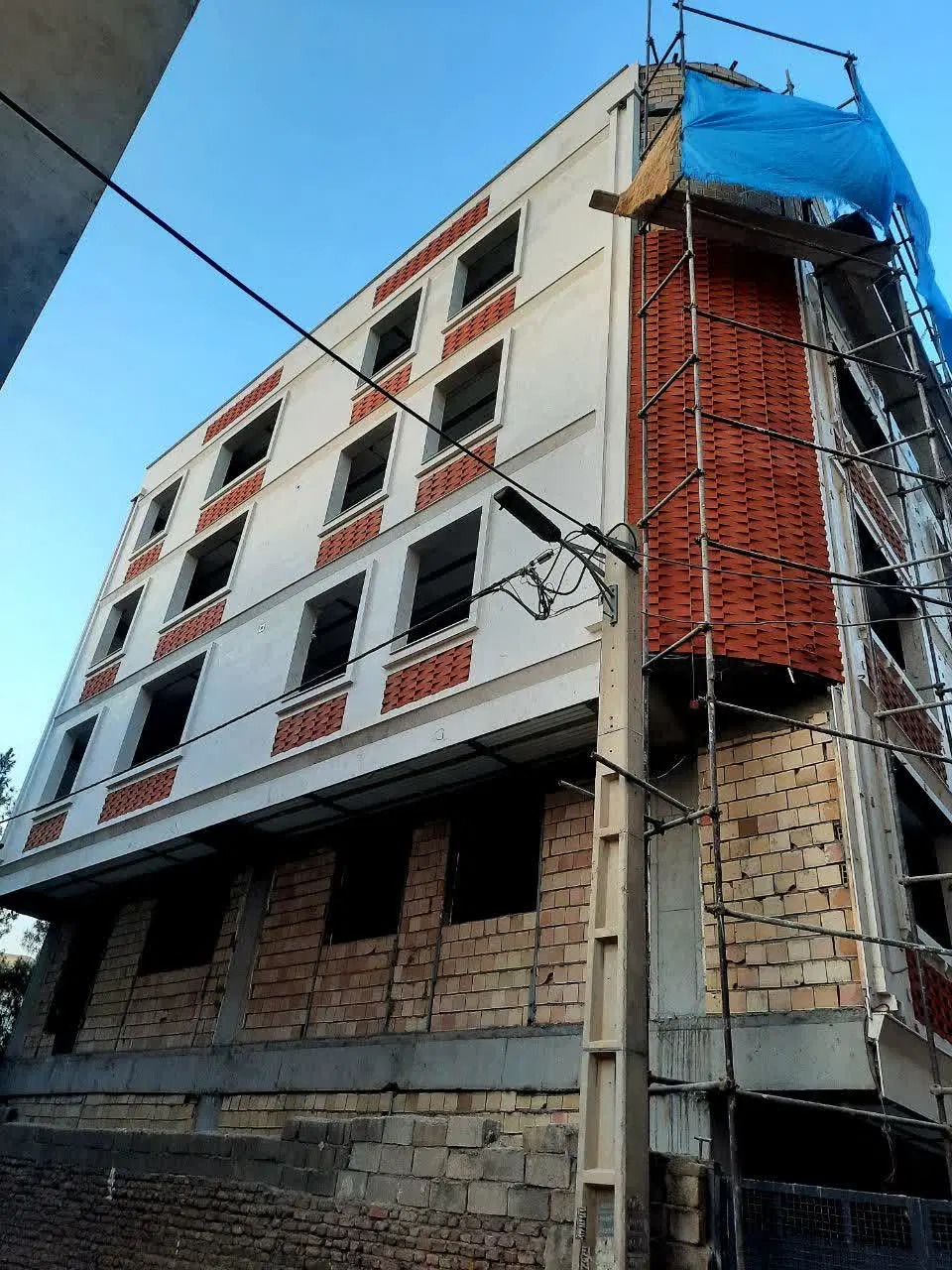 آپارتمان ۱۰۶ متری دو خواب بهترین لوکیشن گلستان دوم