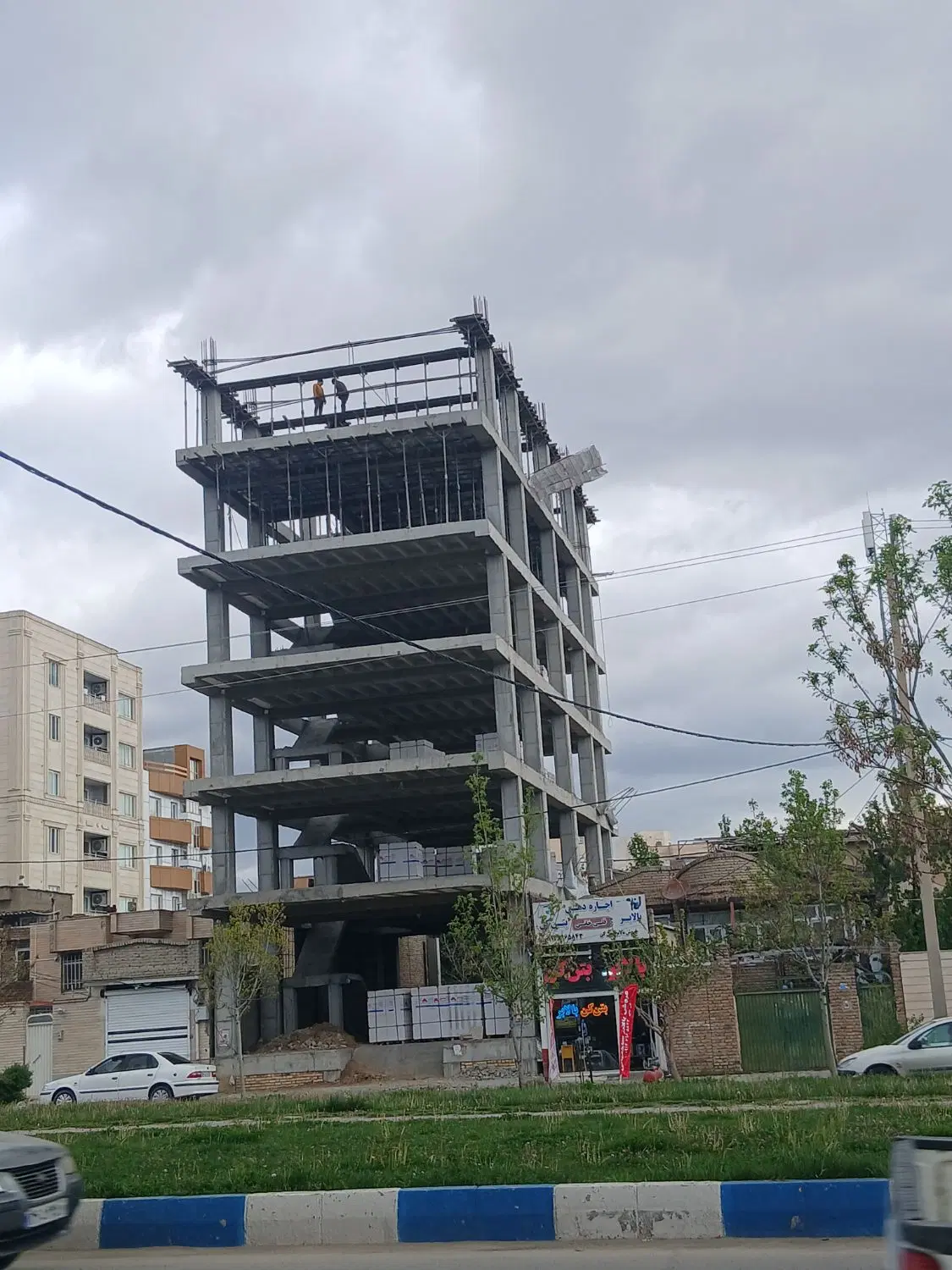 اجاره مغازه ۲۲۰ متری با پارکینگ ۲۵۰ متری
